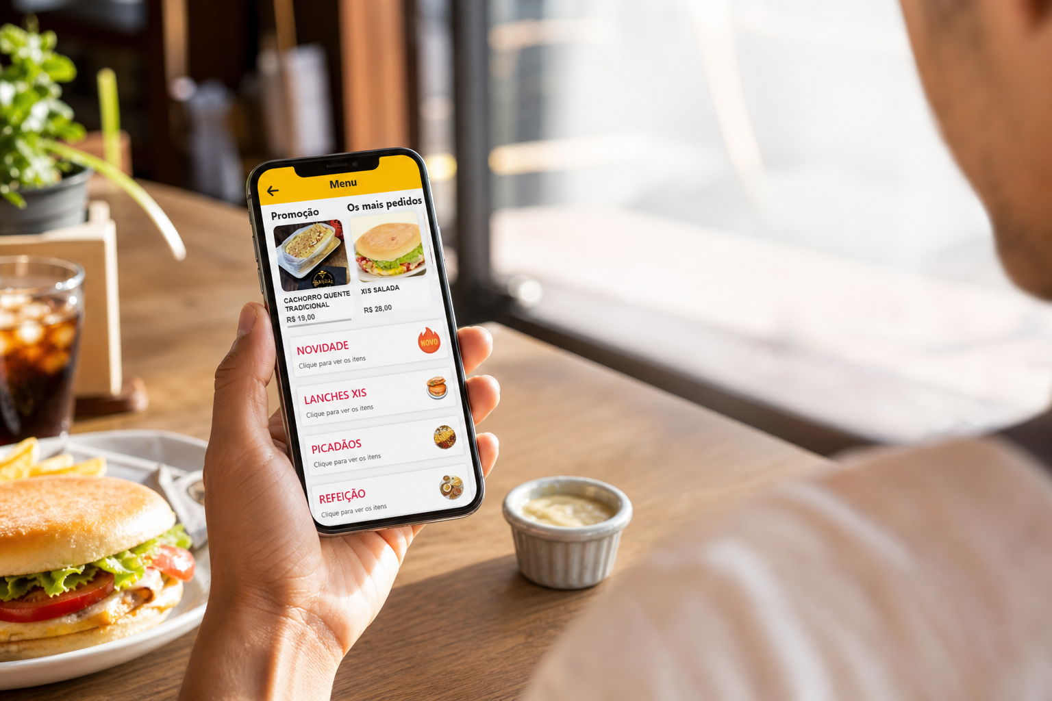 Cliente acessando o cardápio digital Menu VIP pelo celular